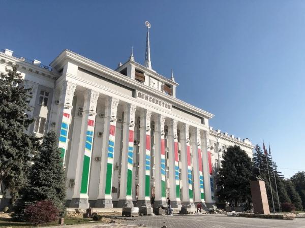Classisict building with red, blue and green decoration on the facade.